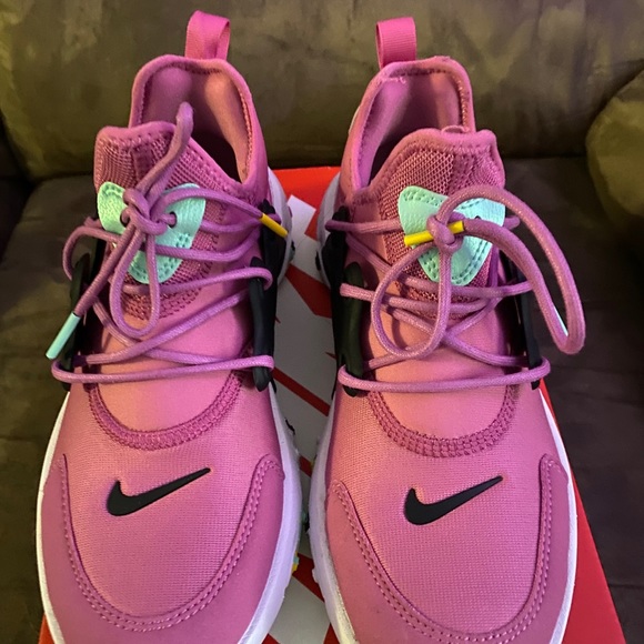 Girls 4Y Nike - Picture 2 of 3